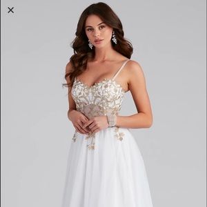 Arie Embroidered Corset Tulle A-Line Gown Size 3 NWT Ivory